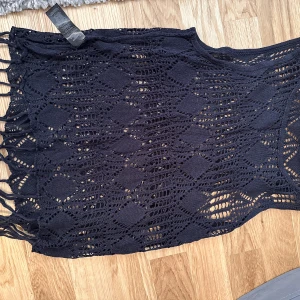 Genomskinlig topp - Lite kortare material. Som stickat material. Skulle säga att det är som en M. Mer info på sista bilden. Jag är 172cm. Är helt oanvänd! KOLLA GÄRNA IN MINA ANDRA ANONSER, DET MESTA ÄR HELT OANVÄNT 🥰