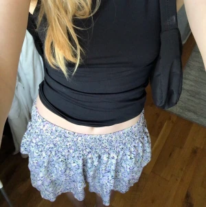  blommig kjol⚡️💜 - Säljer min blommiga kjol från Gina tricåt. Använd ca 3 gånger. Köpte för 250 säljer för 150. Storlek M fast passar både lågmidjat och högmidjat på mig som brukar ha xs-s💜