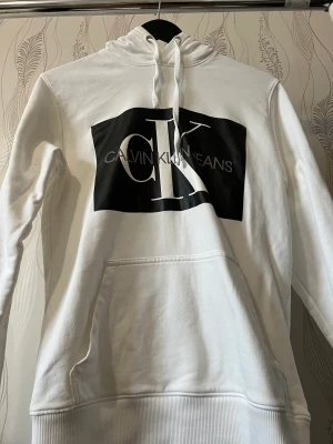 Hoodie  - Calvin Klein luvtröja i gott skickt och har knapp använt. 