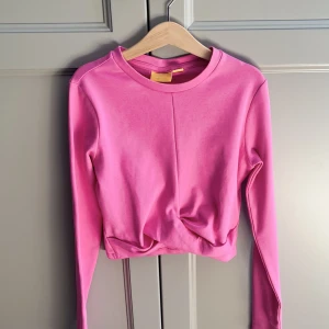 rosa crop top 🩷 - aldrig använd , inga defekter 🩷 från gina young 💗 säljer pga att den inte kommer till användning 🩷