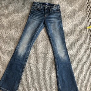 Crocker jeans - Jätte snygga crocker jeans i storlek 26/33, lågmidjade bootcutjeans med innerbenslängd 83cm!💓 säljer då dom tyvärr är för små för mig!  (Säljer flera jeans, kika in mina andra annonser, kommer även upp mer nytt ikväll!)💓💓