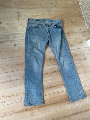 Levis 501 Stonewash 32/32 - Levis 501 Stonewash 32/32 Skick 7.7/10   Klassiska Levis 501 i en faktisk tvätt!  Nypris 1099:- Mitt pris: 379:-  Hör av er vid frågor!