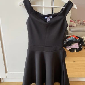 Svart klänning  - Det här är en svart klänning jag använt 1 gång på en avslutning fick många komplimanger, skriv för fler bilder