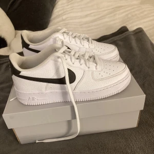 AIR FORCE SOM NYA! - Säljer mina air force som knappt är använda oå grund av att storleken inte passar mig. Inga defekter förutom delen på skosnöret som visas på sista bilden därav priset. Köpta för 1100, storlek 38. Box medkommer. Kan gå ner i pris.