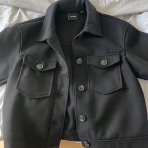Vårjacka  - Säljer denna fina vårjacka/korta kappa från Vero Moda då den inte kommer till användning. Perfekt till vår och höst. Jackan är endast använd ett par gånger och är i toppskick! Den är i storlek M men sitter som en S. Tveka inte på att höra av dig!💞