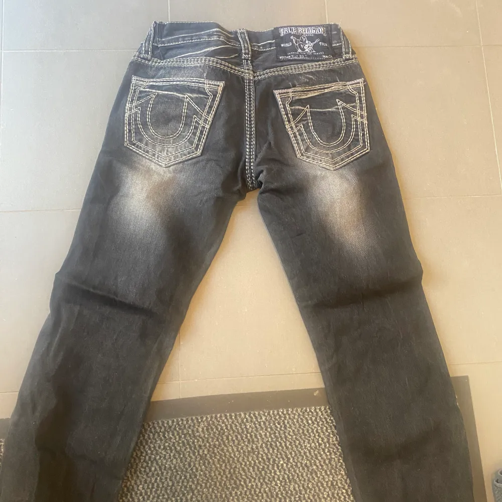 selger til høyeste bud💕kjøpt for 1200kr💕 lowwaist bukse i størrelse s i livet og m i beina. Jeans & Byxor.