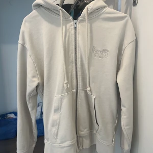Levis hoodie - En snygg beige Levis hoodie som bar är använd ett antal få gånger, däremot ny. Storlek S 