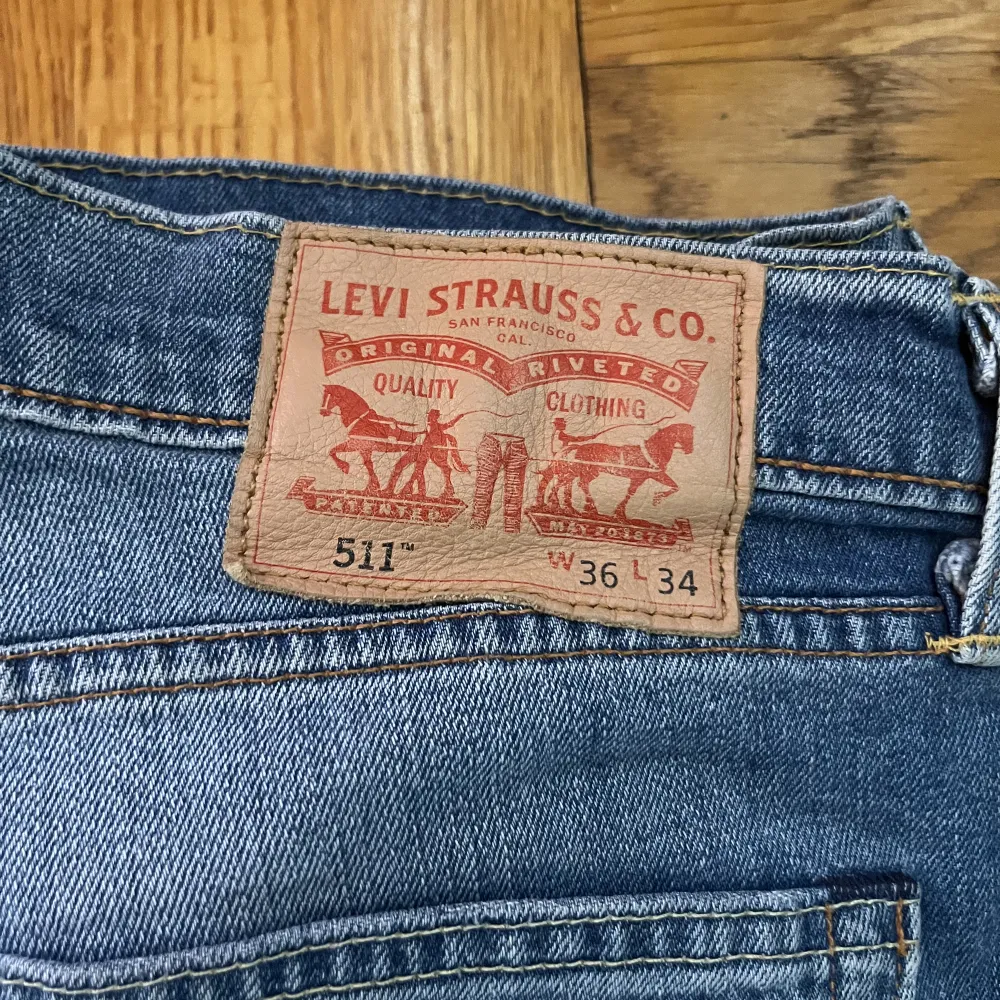 Levis jeans som har använts 1-2 gånger, det finns inga defekter och det är en fin passform. Köparen står för frakten⭐️. Jeans & Byxor.