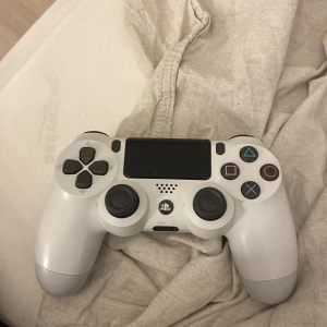 Ps4 kontroll - Säljer en vit ps4 kontroll. fullt fungerande och i perfekt skick. Väl använd men har inga defekter. 200 kr prutat och klart