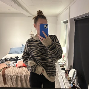 stickad tröja - Säljer en jättemysig tröja från NA-KD i storlek M med tigermönster💞Säljer för 100kr + frakt!