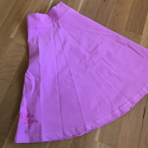 Kjol - Säljer denna kjol från Dolly style. Aldrig använd då jag fick fel storlek på den Första bilden så är solen vikt. 