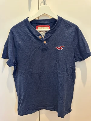 T shirt med knappar  - Passar S/M