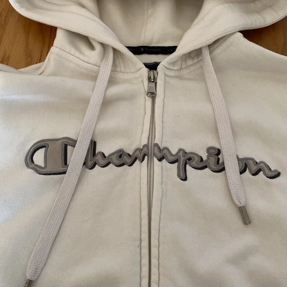 En champion zip up hoodie som är i bra skick. . Hoodies.