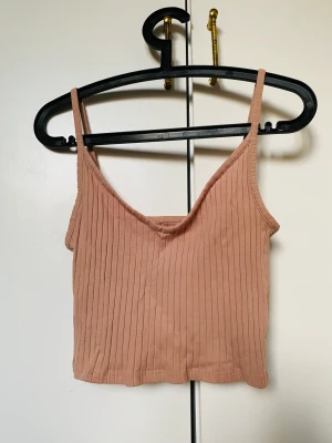 Croptop - Croppad topp i färgen nude.