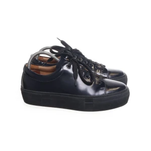 HOPE Lädersneakers - Läderskor från Hope med snörning. Har använts en gång. Liten skada i gummit på hälen, uppe vid sömmen. Bra skick i övrigt. 