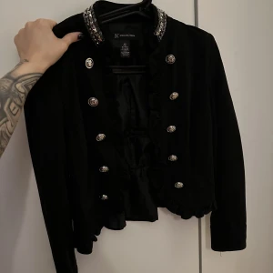 Snygg vårjacka - Så fin. Men för liten för mig genom åren så endast tagit plats i garderoben.