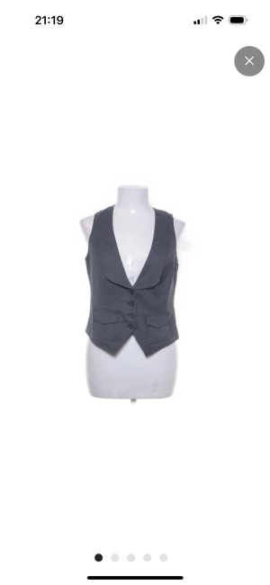 Kostymväst - Super fin kostym väst som jag köpt på sellpy men tyvärr inte fått mycket användning av! Helt oanvänd och sånn fin grå färg!❤️