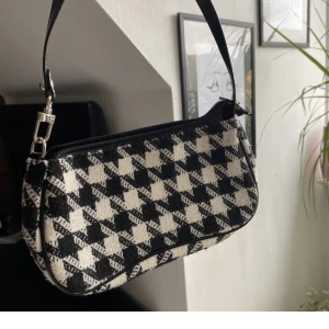 Svart vit väska - En snygg svart vit väska, hör av er vid frågor 