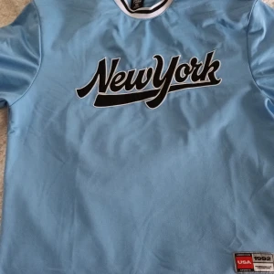 Ljusblå "new york" jersey från newyorker. Storlek M - Ljusblå "new york" jersey från newyorker. Storlek M. 