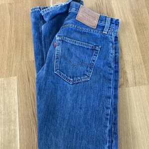 Levi’s 501 - Säljer nu mina levis 501 då dem blivit för små. Byxorna är i bra skick och Hör av dig vid frågor eller fler bilder!