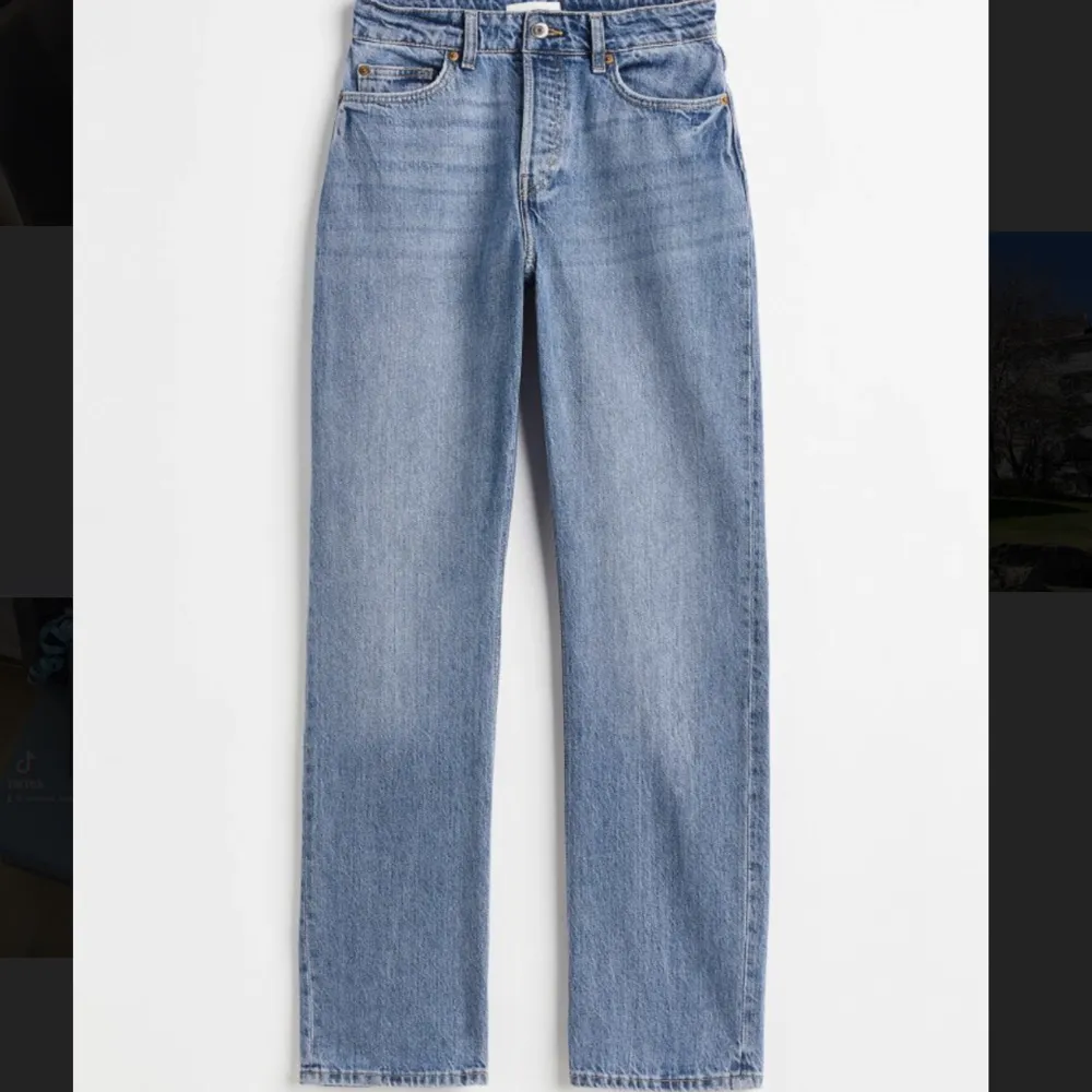 Jeans från h&m, knappt använda, säljer för dem är för stora, är lite sönder där bak då jag ”gått” på dem. Skriv för fler bilder. 175 + frakt🫶🏼. Jeans & Byxor.
