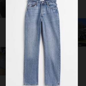Jeans från h&m, knappt använda, säljer för dem är för stora, är lite sönder där bak då jag ”gått” på dem. Skriv för fler bilder. 175 + frakt🫶🏼