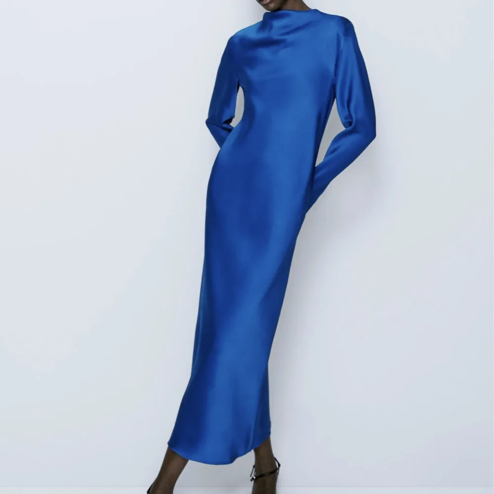 Helt ny klänning från Massimo Dutti i en trendig blå färg. Storlek M. Hämtas i Göteborg eller skickas mot frakt. . Klänningar.