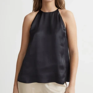 siden/silkeslinne  - Hej jag säljer denna jätte snygga slutsålda linne som är perfekt till fest, kontor och skola. Den är aldrig använd och i nyskick. Vid frågor tvivla inte💕