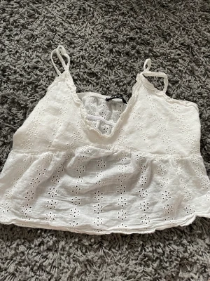 Tröja - Fin vit topp, säljer den för den är för stor