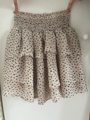 Volankjol - Säljer denna superfina volankjolen till sommaren från Hm. Säljer pga inte så mycket andvändning längre. Inga defekter, andvänd fåtal gånger, slutsåld på hemsidan❤️Lånad andrabild❤️