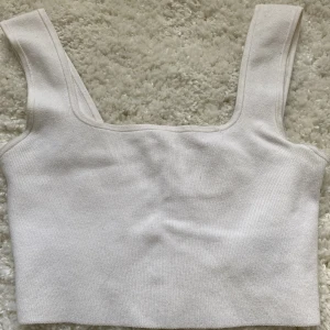 Vit topp - Säljer denna super fina vita crop top med tjockare band💗knappt använde då banden är lite för långa för mig💗 Frakt tillkommer:) Nypris 149kr