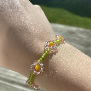 Armband - Pärlat blomarmband 🌸 Frakt: 15kr ✨