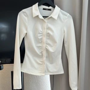 Vit skjorta från Bik Bok - Säljer en otroligt fin skjorta då den inte kommer till användning, skjortan är i otroligt fint skick, den är endast testad då den inte har kommit till användning, Storlek S om ej priset passar så kan vi komma överens om ett pris, köparen står för frakten!