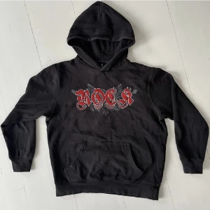 hoodie - svart hoodie med riktigt fett tryck, skicka gärna om de är något ni undrar över🙌