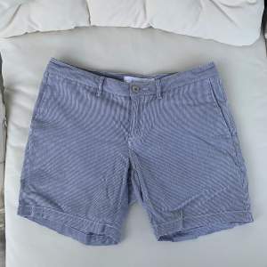 Supersnygga shorts från Sail Racing. Dam i storlek XS. Perfekt inför sommaren🌸 Köpta för 900kr, säljer för 300kr!