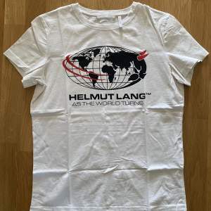 Vit t-shirt från Helmut Lang. Använd endast ett fåtal gånger så i mycket fint skick. 