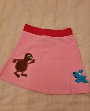 NY BABBLARNA KJOL 110/116 - Ny och oanvänd kjol med populära Babblarna.  Kjolen har även ställbar midja. 