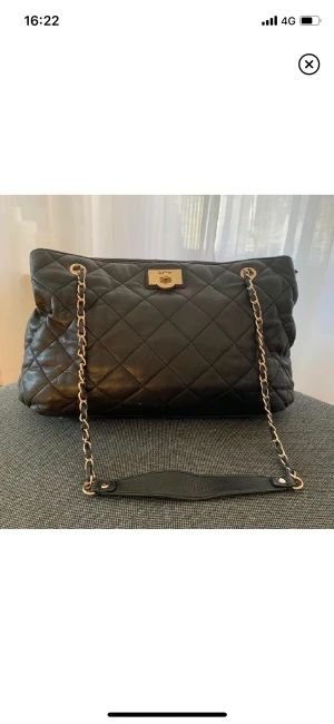 DKNY väska  - aldrig använd, nyskick. dustbag ingår. 💞