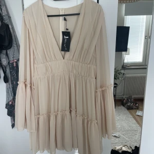 Sommarklänning - Supersöt klänning som aldrig är använd! 