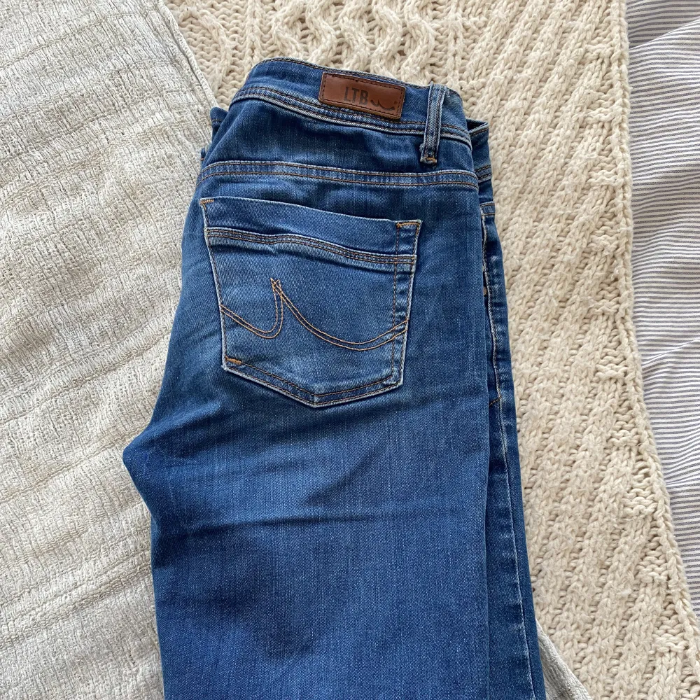 Säljer mina ltb jeans modell valerie!⭐️ Lågmidjade och bootcut. Jag är 175 och de passar perfekt i längden. Storlek 27 i midjan och 36 i längd. Köpta för ca 1 år sedan för 800kr. Jeans & Byxor.