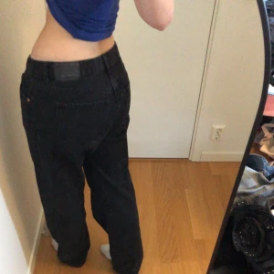 Baggy lågmidjade jeans - Så fina i storlek eu 40, är 173 som referens 🫶🏼 pris 120 kr + frakt ❤️