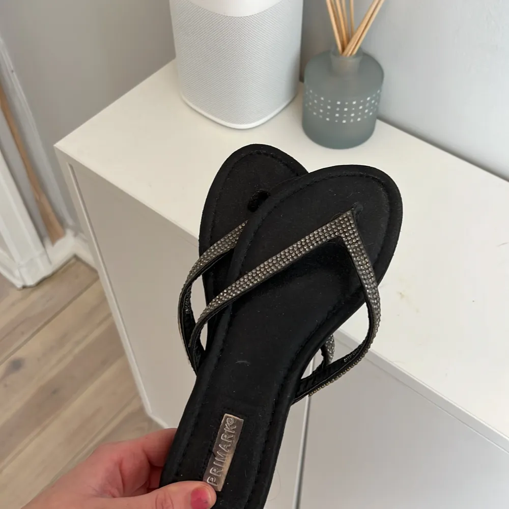 Svarta snygga flipflops skor med glitter detalj! Köpta förra året på Primark i London. Storlek 38!. Skor.