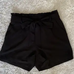 Svarta fina shorts från Only i tunnt, skönt material med knytning i midjan. Superfint skick. Storlek 34