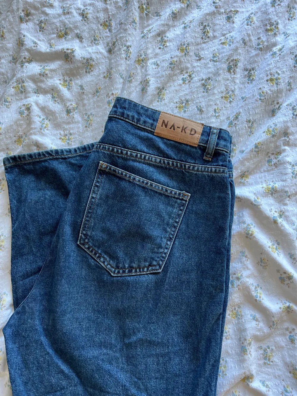 Snygga blå jeans från NA-KD, bra skick knappt använda. Hör av er vid intresse!☺️. Jeans & Byxor.