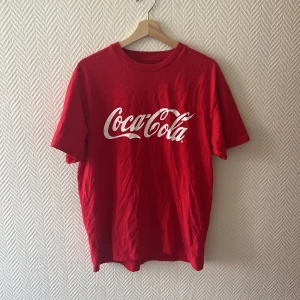 COCA COLA TSHIRT - Fin och cool tröja, nyskisk