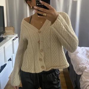 stickad kofta - Superfin beige stickad kofta