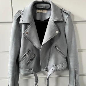 Blå mockajacka i perfekt skick - Blå mockajacka i storlek S från Zara. Sparsamt använd och i perfekt skick. 