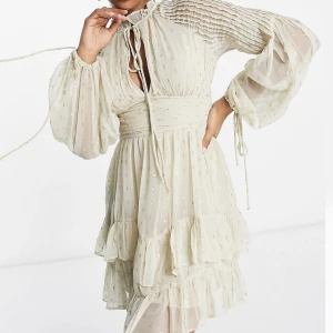 Klänning  - Slutsåld klänning från asos, helt ny aldrig använd!💗