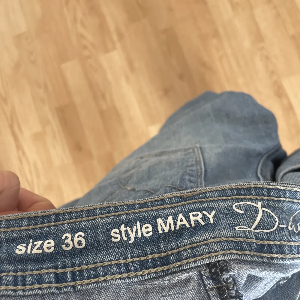 Boyfriend jeans storlek 36. Okänt märke, använd fåtal gånger. 50kr+frakt🩵. Jeans & Byxor.
