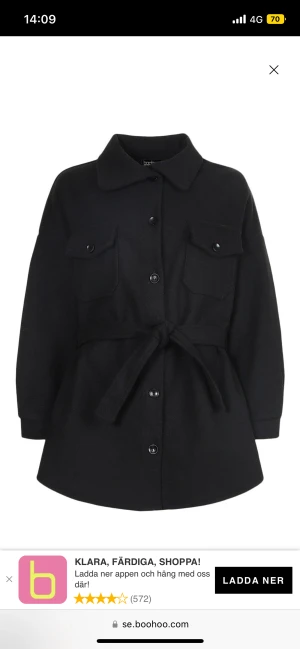 Svart kappa/jacka - Svarta jacka med skärp från Nelly 